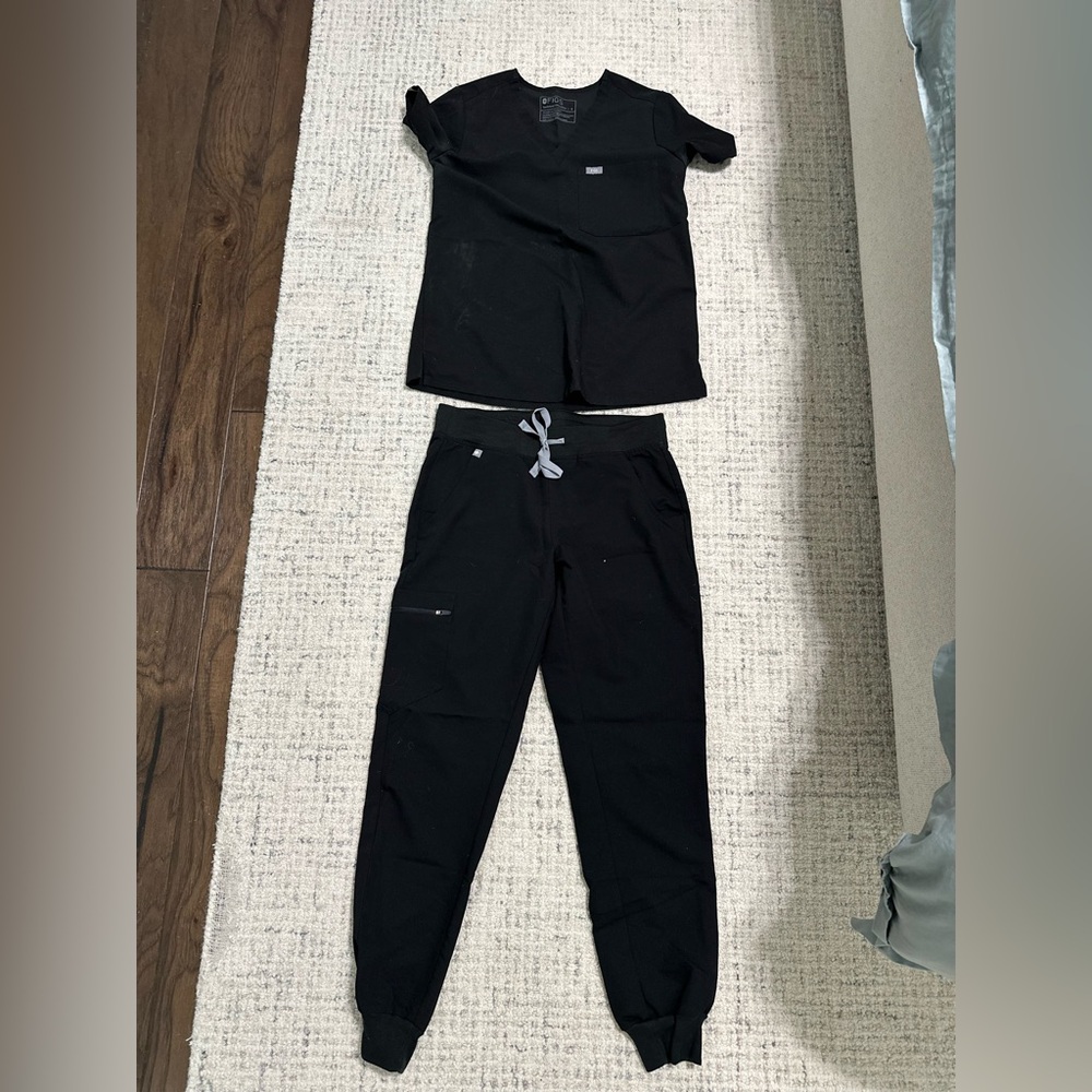1 -straight pant/top (S); used
2 -jogger/top (S); used
3&4 -cargo pant (S); used